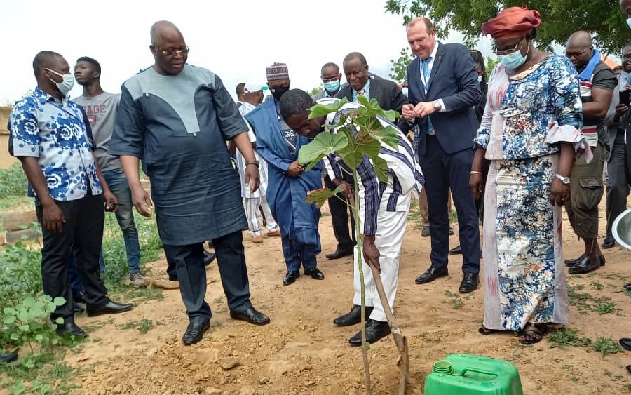 This image has an empty alt attribute; its file name is PLANTING-OF-A-TREE-BURKINA-AND-GERMANY.jpg